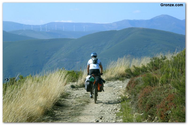 Peregrino ciclista cruzando los Montes de León