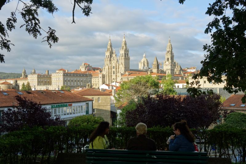 La fachada del Obradoiro, de un blanco deslumbrante, vista desde la Alameda