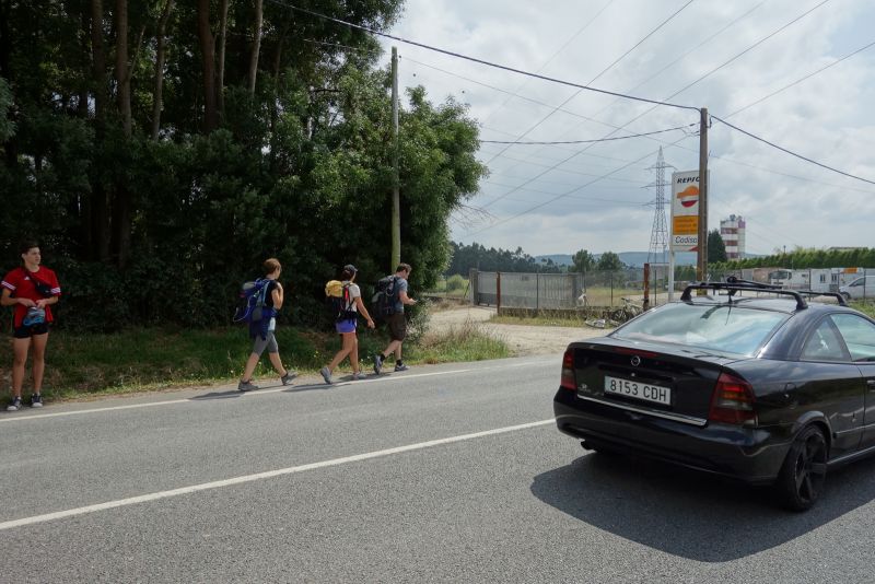 El Camino Inglés coincide con la carretera en As Travesas