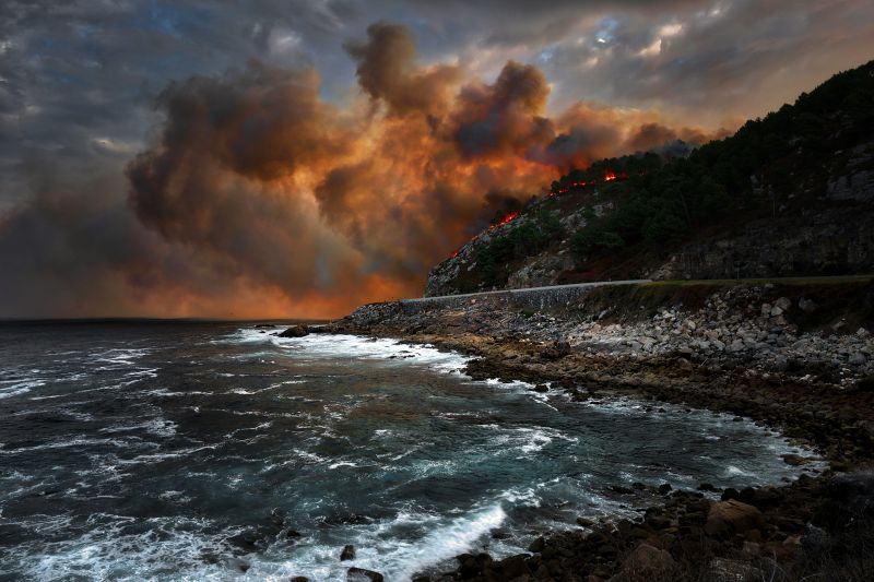 Incendio de Baiona, afectando el Camino Portugués de la Costa (Foto: León F. Cabeiro - Flickr)
