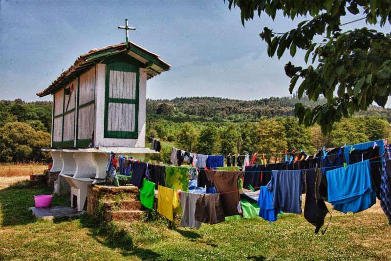 Tendedero en el albergue de Ribadixo da Baixo (Foto: Paco Lima)