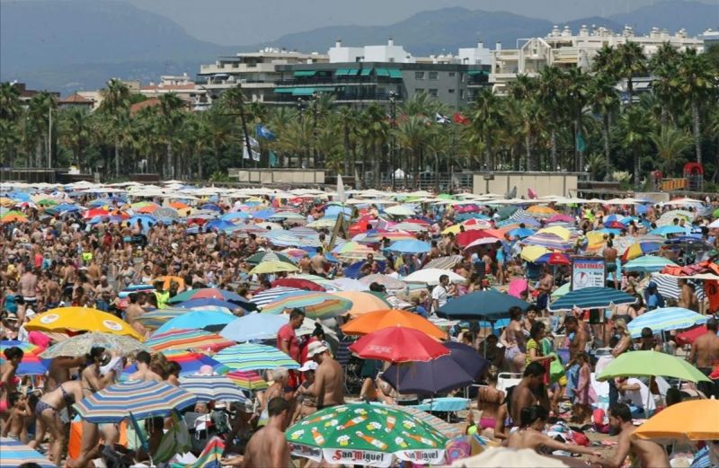 Playa abarrotada en la costa catalana (EFE / Jaume Sellart)