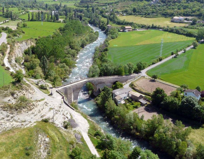 Puente de San Miguel en Jaca, sobre el río Aragón