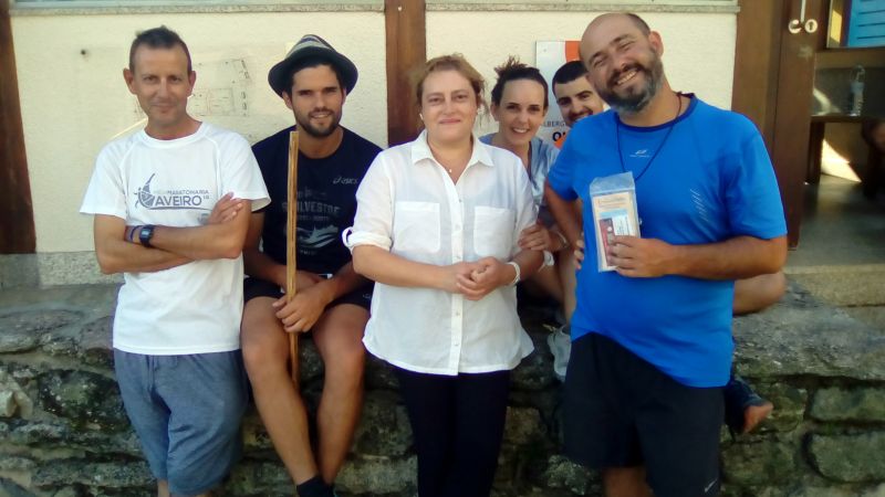 Puri, hospitalera del albergue de Olveiroa, rodeada de peregrinos