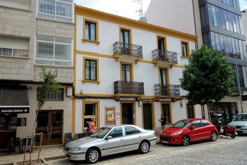 Fachada del albergue Viejo Quijote, en la entrada de los caminos Francés, Primitivo y Norte por la Rúa dos Concheiros