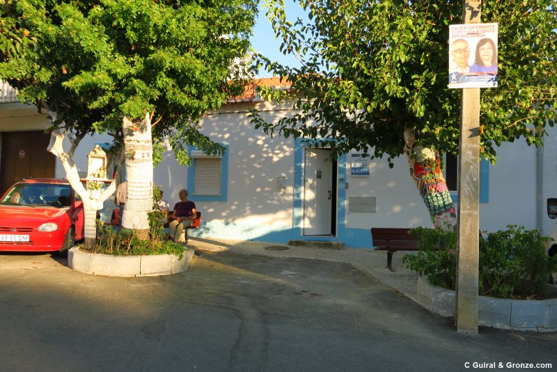 Plaza donde se halla el albergue de Alpriate Plaza donde se halla el albergue de Alpriate