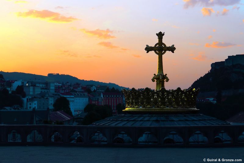 Amanecer desde la terraza superior del santuario de Lourdes Amanecer desde la terraza superior del santuario de Lourdes