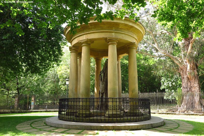 Templete con el Árbol Viejo de Gernika