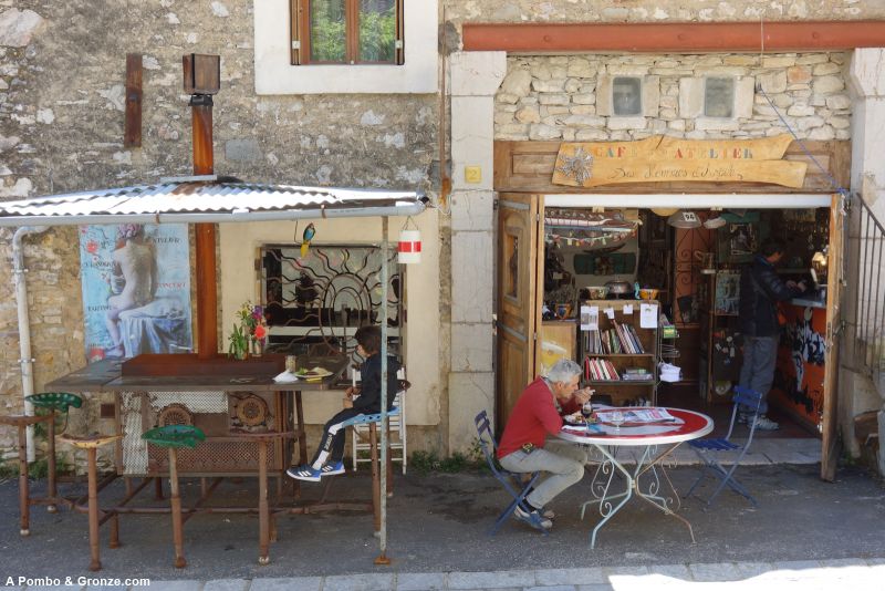 Café des Hommes d’Argile, Arboras