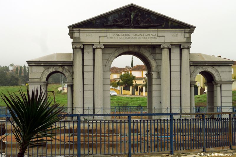 Arco del triunfo en la urbanización Paraíso Arenal