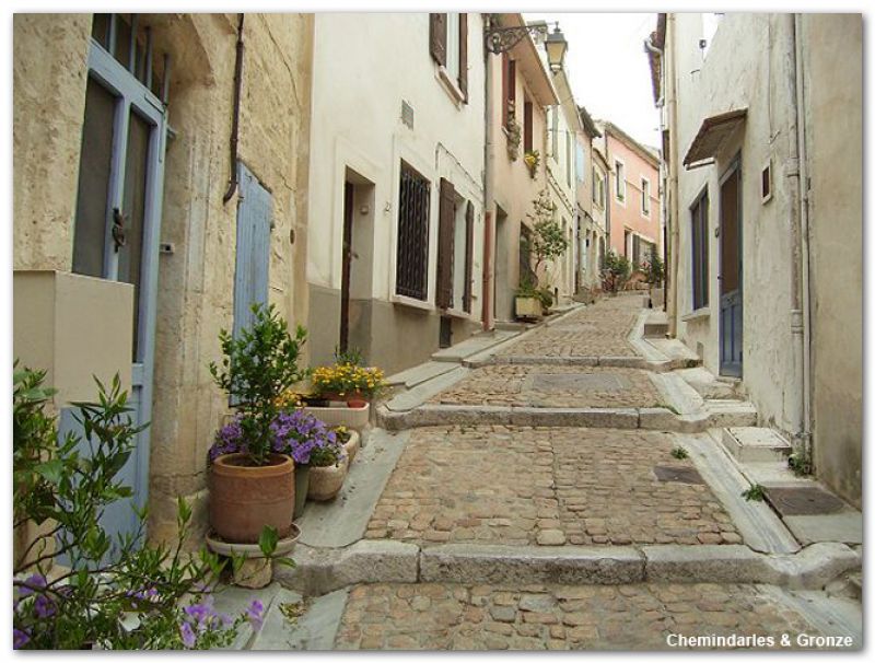 Calle del casco antiguo de Arles Calle del casco antiguo de Arles