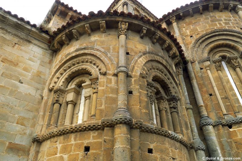 Arquivoltas y canecillos en un absidiolo de la colegiata de Santillana del Mar Arquivoltas y canecillos en un absidiolo de la colegiata de Santillana del Mar