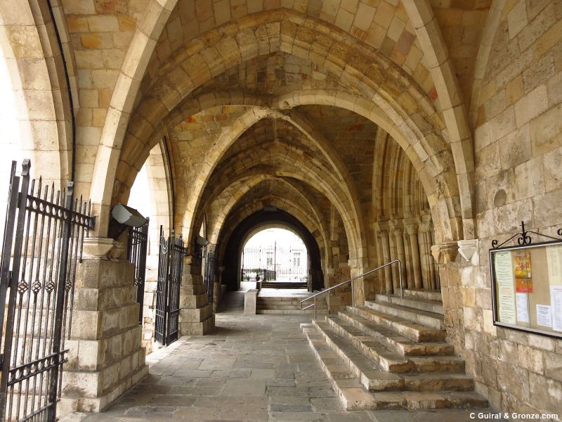 Atrio de acceso a la catedral de Santander