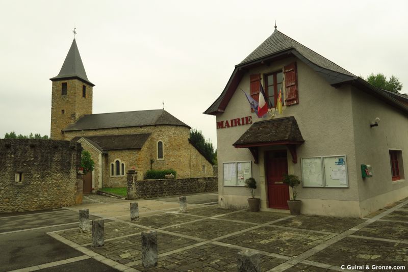 Ayuntamiento e iglesia de Aren