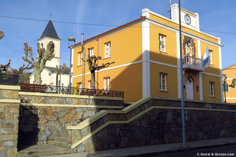 Ayuntamiento e iglesia de Trabada