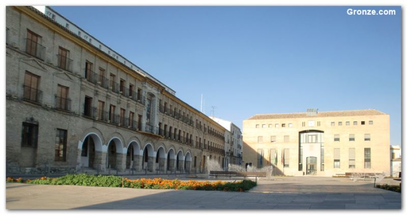 Casa del Monte (izq.) y Ayuntamiento de Baena Casa del Monte (izq.) y Ayuntamiento de Baena