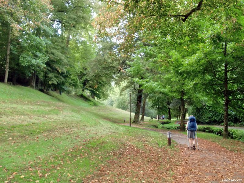 Parque en Bagnères-de-Bigorre, saliendo por el camino