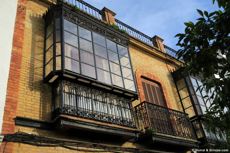 Balcón vidriado en Valverde del Camino