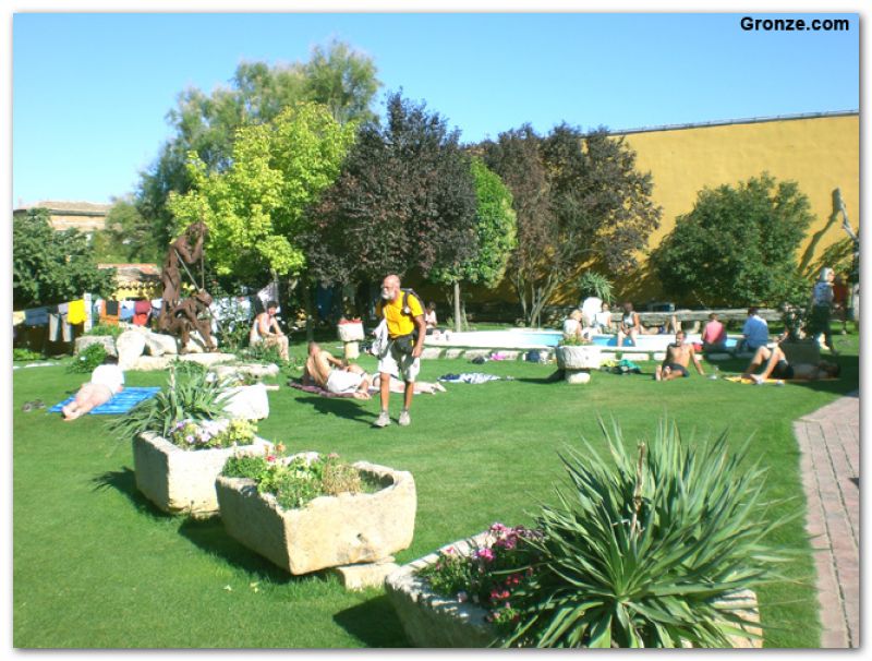 Jardín del albergue 'En el Camino', de Boadilla del Camino