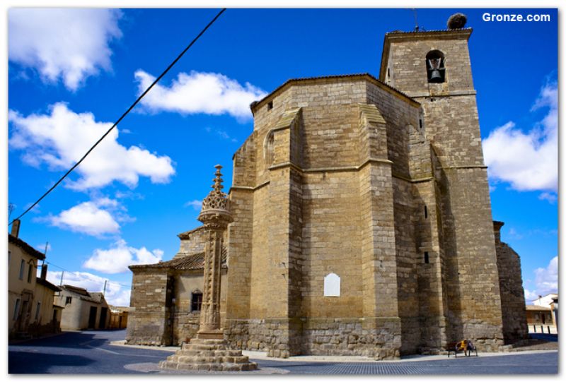 Rollo e iglesia de Boadilla del Camino