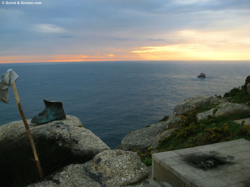 Bota de bronce en las rocas del cabo de Finisterre Bota de bronce en las rocas del cabo de Finisterre
