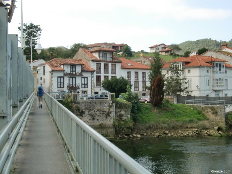 Puente sobre el río Deva, a la entrada a Bustio