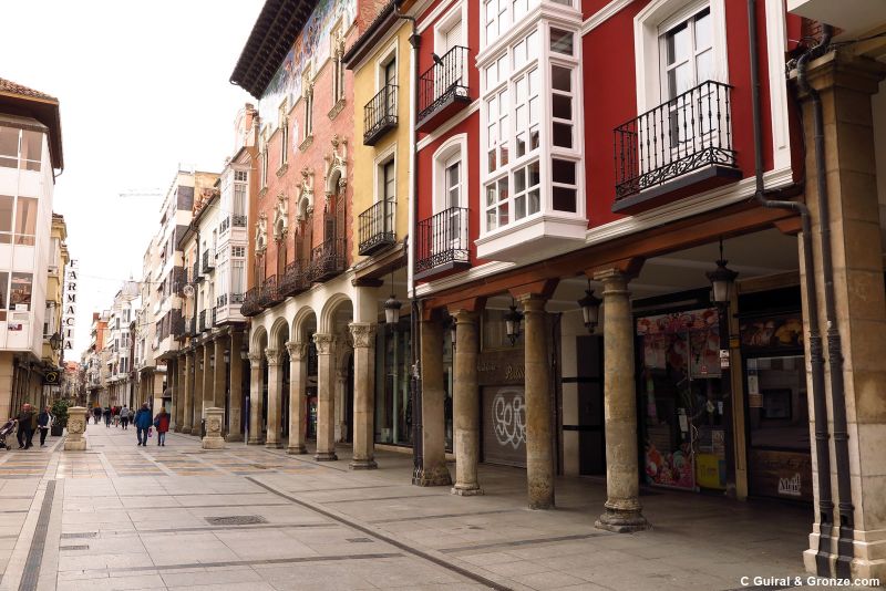 Soportales en la calle Mayor de Palencia Soportales en la calle Mayor de Palencia