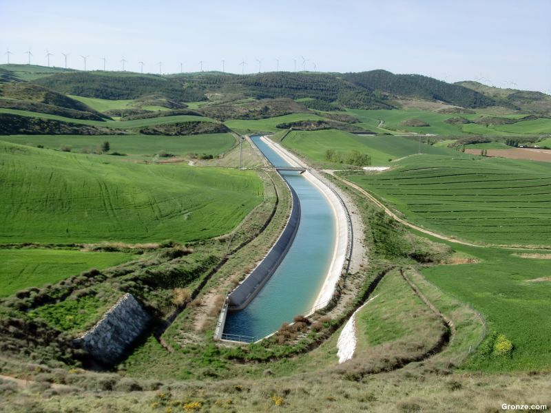 Canal de Navarra, a la salida de Olcoz Canal de Navarra, a la salida de Olcoz
