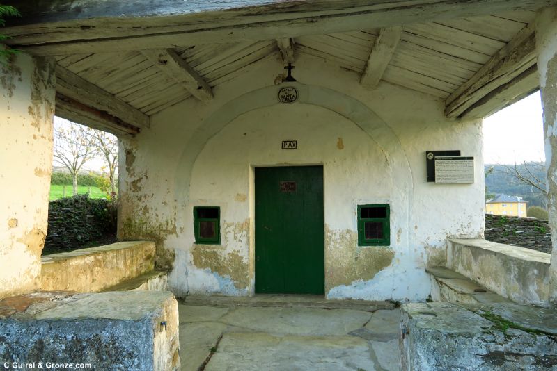 Capilla de Santa Cruz, a la entrada a Vilanova de Lourenzá Capilla de Santa Cruz, a la entrada a Vilanova de Lourenzá