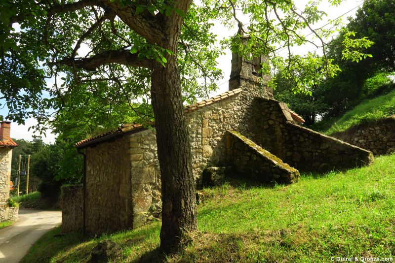 Capilla de La Santuca en el pueblo de El Arroyo