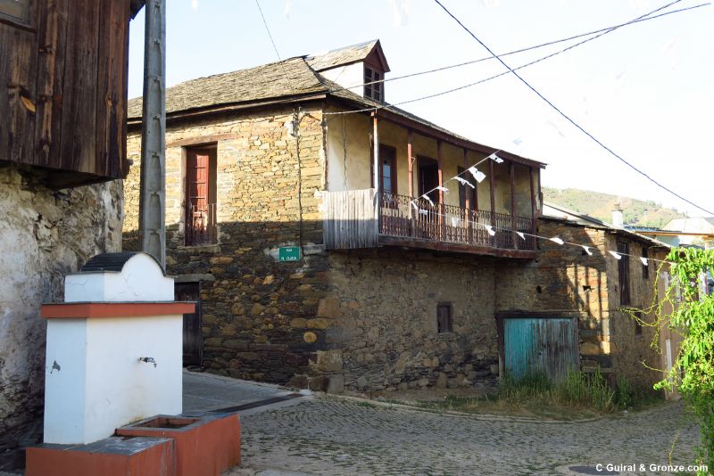 Fuente y casa tradicionales en A Rúa de Valdeorras