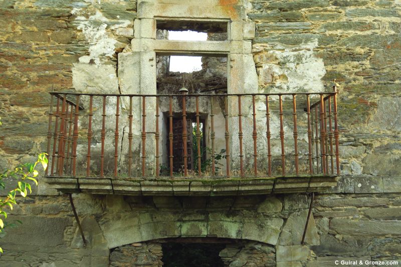 Caserón abandonado cerca de Quiroga Caserón abandonado cerca de Quiroga