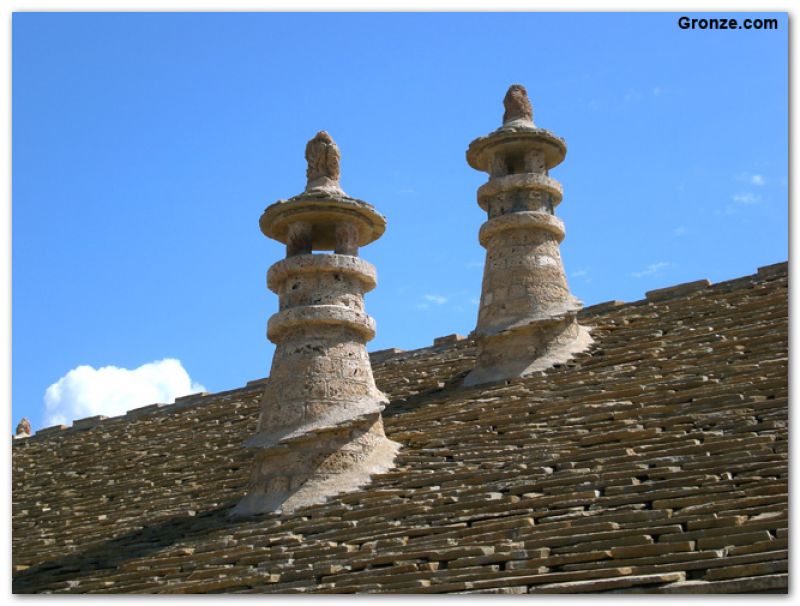 Tradicionales chimeneas cónicas, Castiello de Jaca