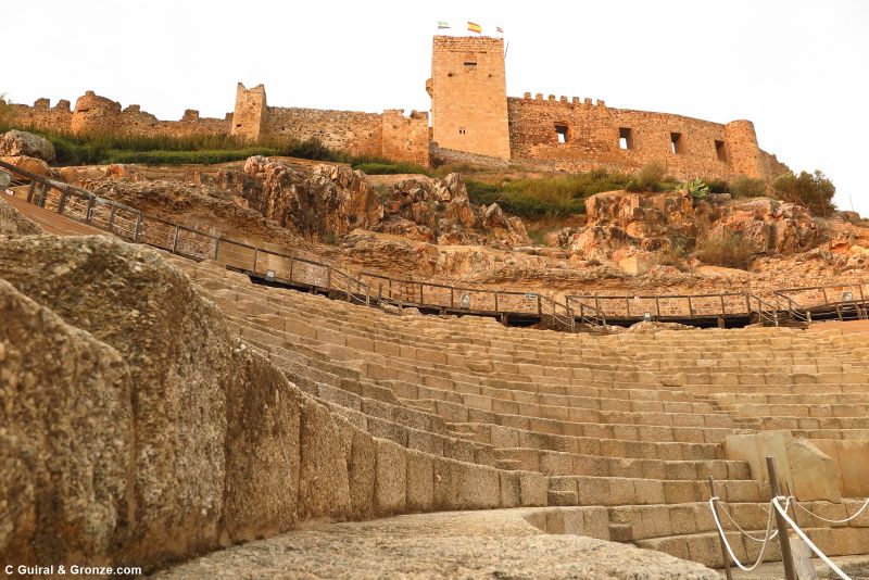 Teatro romano y castillo de Medellín Teatro romano y castillo de Medellín