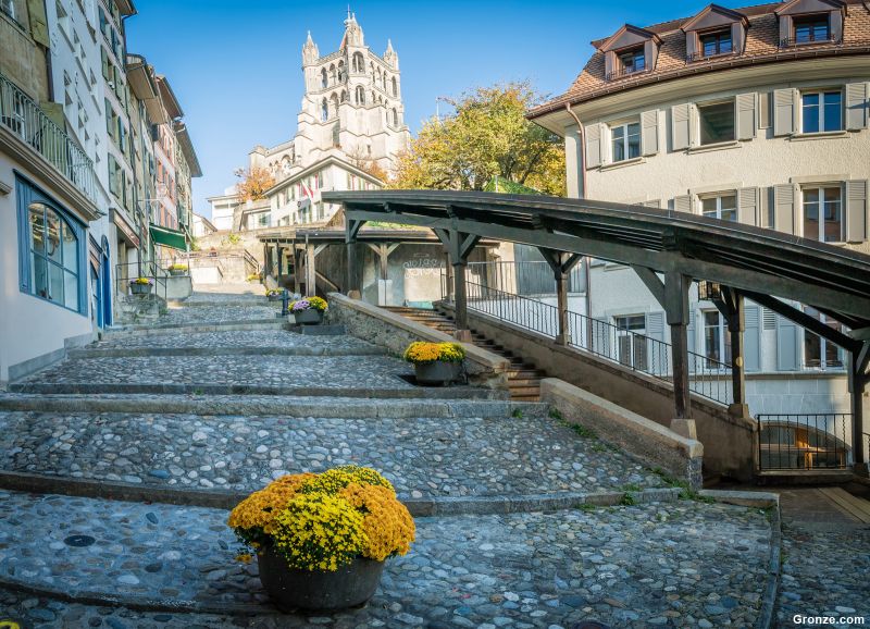 Subiendo a la catedral de Lausanne