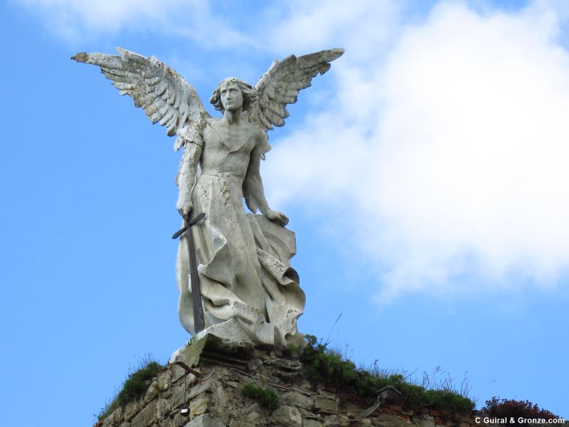 Estatua del ángel en el cementerio de Comillas, obra de Josep Llimona Estatua del ángel en el cementerio de Comillas, obra de Josep Llimona