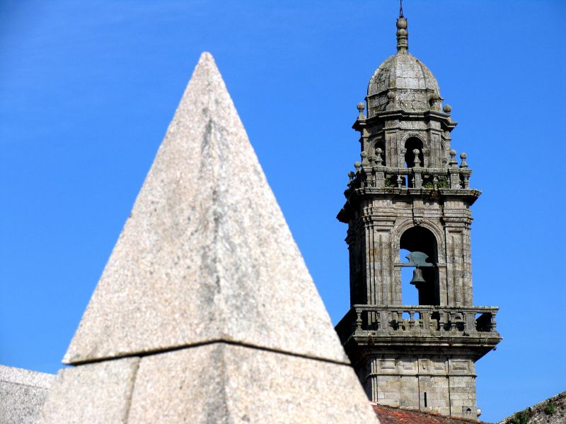 Detalle del Centro Galego de Arte Comtemporánea y del convento de San Domingos, sede del Museo do Pobo Galego