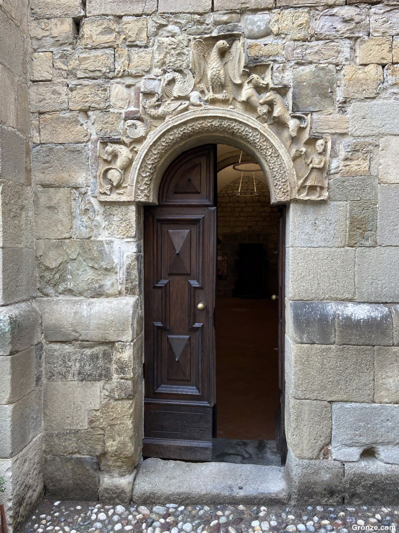 Puerta de la chiesa di Fornovo di Taro Puerta de la chiesa di Fornovo di Taro