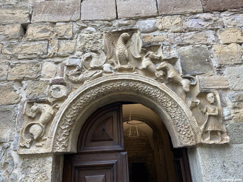Tímpano de la puerta de la chiesa di Fornovo di Taro Tímpano de la puerta de la chiesa di Fornovo di Taro