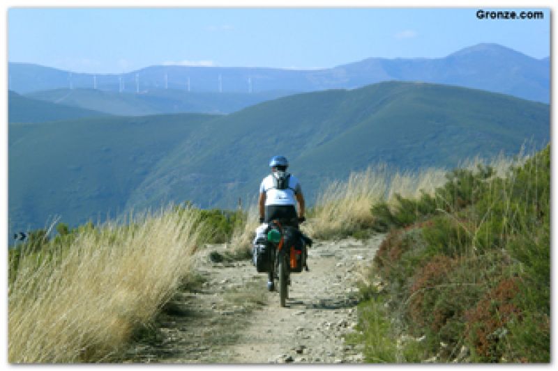 Ciclista en los Montes de León