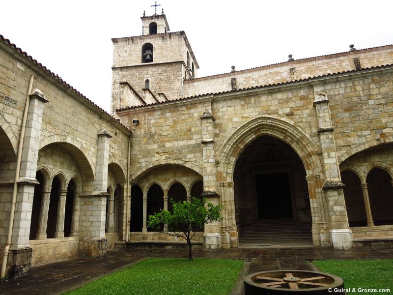 Claustro de la catedral de Santander Claustro de la catedral de Santander