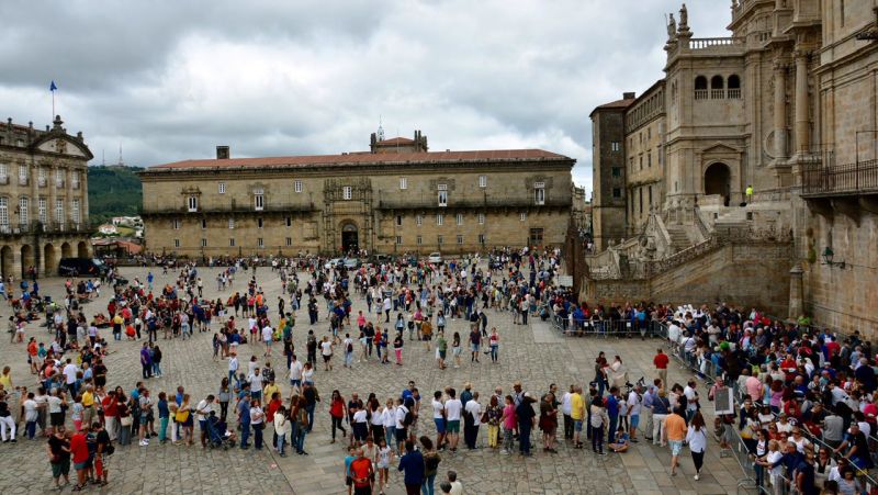 Colas formadas en agosto, para visitar el Pórtico de la Gloria, en la Plaza del Obradoiro (Foto: La Voz de Galicia)