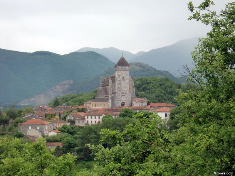 Vista de Saint-Bertrand-de-Comminges saliendo por el camino