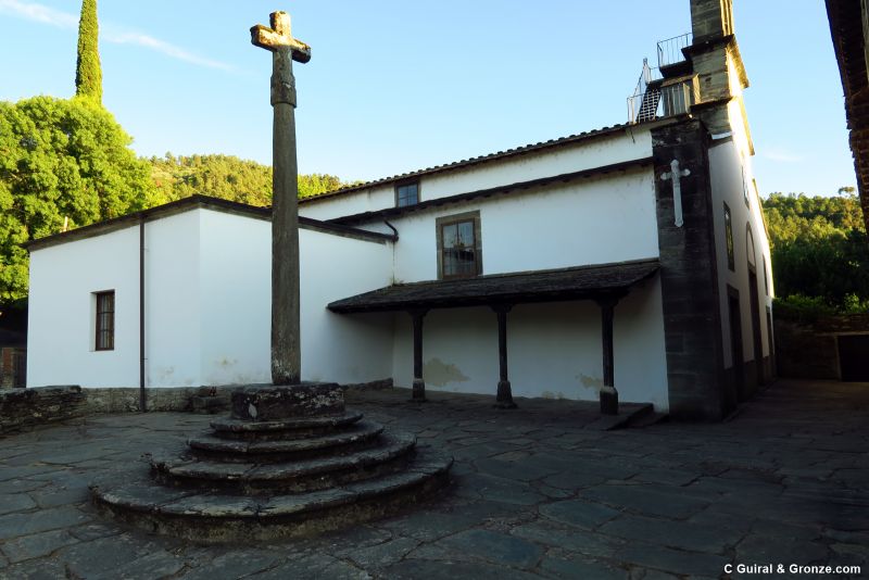 Cruceiro en Hospital, a las afueras de Quiroga Cruceiro en Hospital, a las afueras de Quiroga