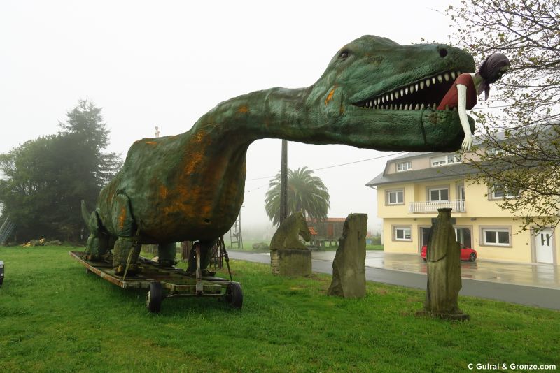 Curiosas esculturas y dinosaurio en O Castro