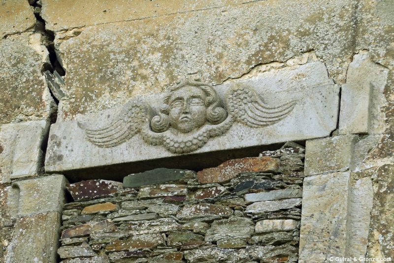 Figura en un dintel de piedra de un caserón de Abres