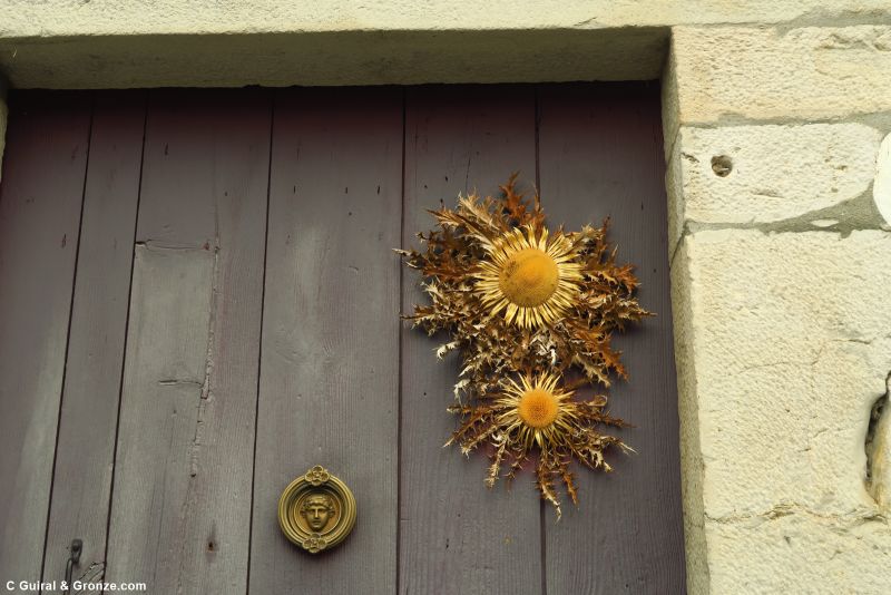 Eguzkilore, flores de cardo silvestre, símbolo solar y protector, en la puerta de un caserío de Urrugne