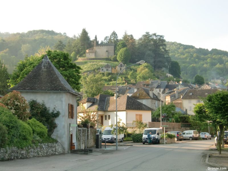 Entrada a Castillon-en-Couserans, con el pequeño albergue de peregrinos en primer plano (izquierda)