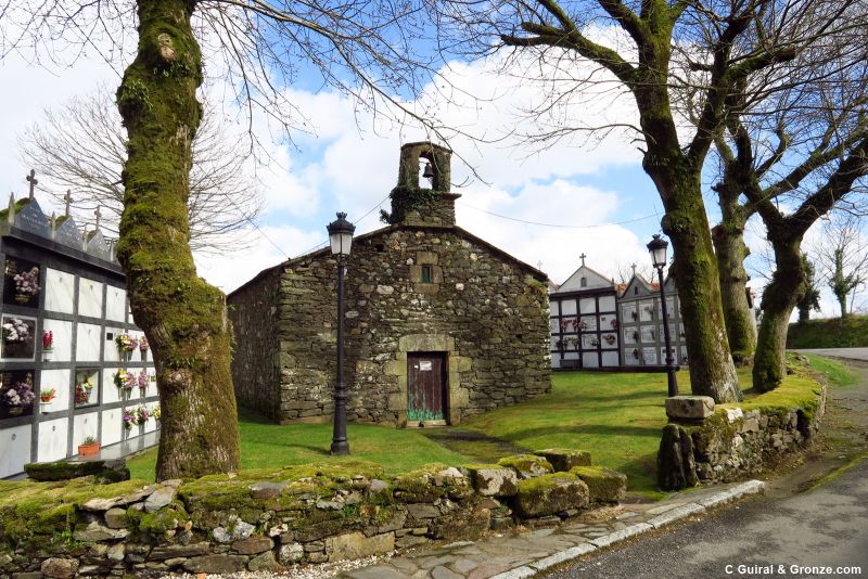 Ermita de San Lourenzo en Bruma, con el cementerio alrededor