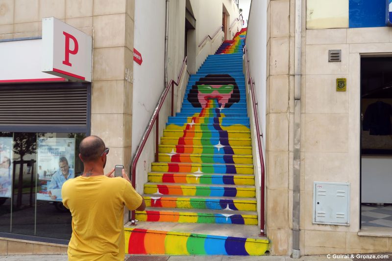 Escalinata convertida en mural pop en Águeda